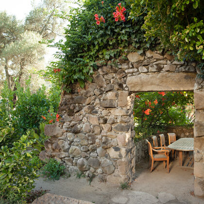 Dining Table and Chairs in Stags' Leap Garden